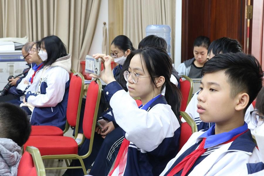 Teen tranh thủ ghi lại khoảnh khắc Trung tướng Phạm Tuân kể lại chiến thắng Điện Biên Phủ trên không năm xưa.