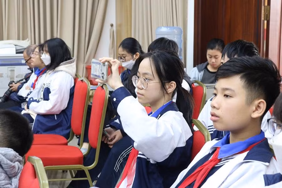 Teen tranh thủ ghi lại khoảnh khắc Trung tướng Phạm Tuân kể lại chiến thắng Điện Biên Phủ trên không năm xưa. Teen tranh thủ ghi lại khoảnh khắc Trung tướng Phạm Tuân kể lại chiến thắng Điện Biên Phủ trên không năm xưa.