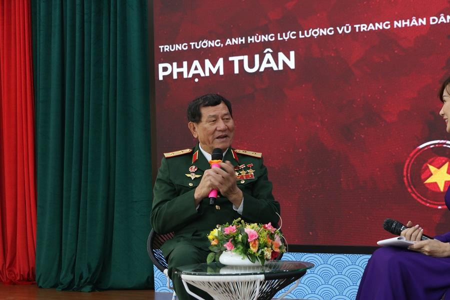 Trung tướng - Anh hùng Lực lượng vũ trang nhân dân Phạm Tuân là người Việt Nam đầu tiên bắn rơi máy bay B52 của Mỹ, cũng là người châu Á đầu tiên bay vào vũ trụ (năm 1980).