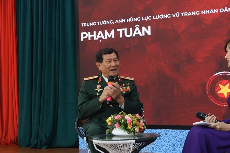 Trung tướng - Anh hùng Lực lượng vũ trang nhân dân Phạm Tuân là người Việt Nam đầu tiên bắn rơi máy bay B52 của Mỹ, cũng là người châu Á đầu tiên bay vào vũ trụ (năm 1980). Trung tướng - Anh hùng Lực lượng vũ trang nhân dân Phạm Tuân là người Việt Nam đầu tiên bắn rơi máy bay B52 của Mỹ, cũng là người châu Á đầu tiên bay vào vũ trụ (năm 1980).