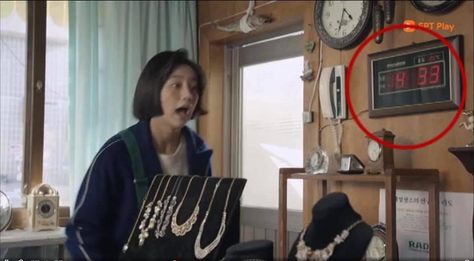 Trong Reply 1988, thời điểm Taek thi đấu cờ vây, mọi đồng hồ trong cửa hàng bố Taek đều hiển thị 4:33. - Nguồn: Ngoc Anh/ Group Chuyện Đời Bác Sĩ - Hospital Playlist FC Trong Reply 1988, thời điểm Taek thi đấu cờ vây, mọi đồng hồ trong cửa hàng bố Taek đều hiển thị 4:33. - Nguồn: Ngoc Anh/ Group Chuyện Đời Bác Sĩ - Hospital Playlist FC