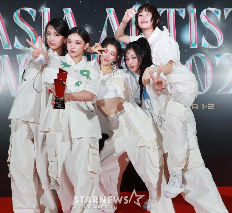 Ngoài chiếc cúp cao nhất Daesang, NewJeans còn bỏ túi thêm 2 chiếc cúp khác. Nhóm cũng cảm ơn "mẹ đẻ" Min Hee Jin khi phát biểu nhận giải. Ngoài chiếc cúp cao nhất Daesang, NewJeans còn bỏ túi thêm 2 chiếc cúp khác. Nhóm cũng cảm ơn "mẹ đẻ" Min Hee Jin khi phát biểu nhận giải.