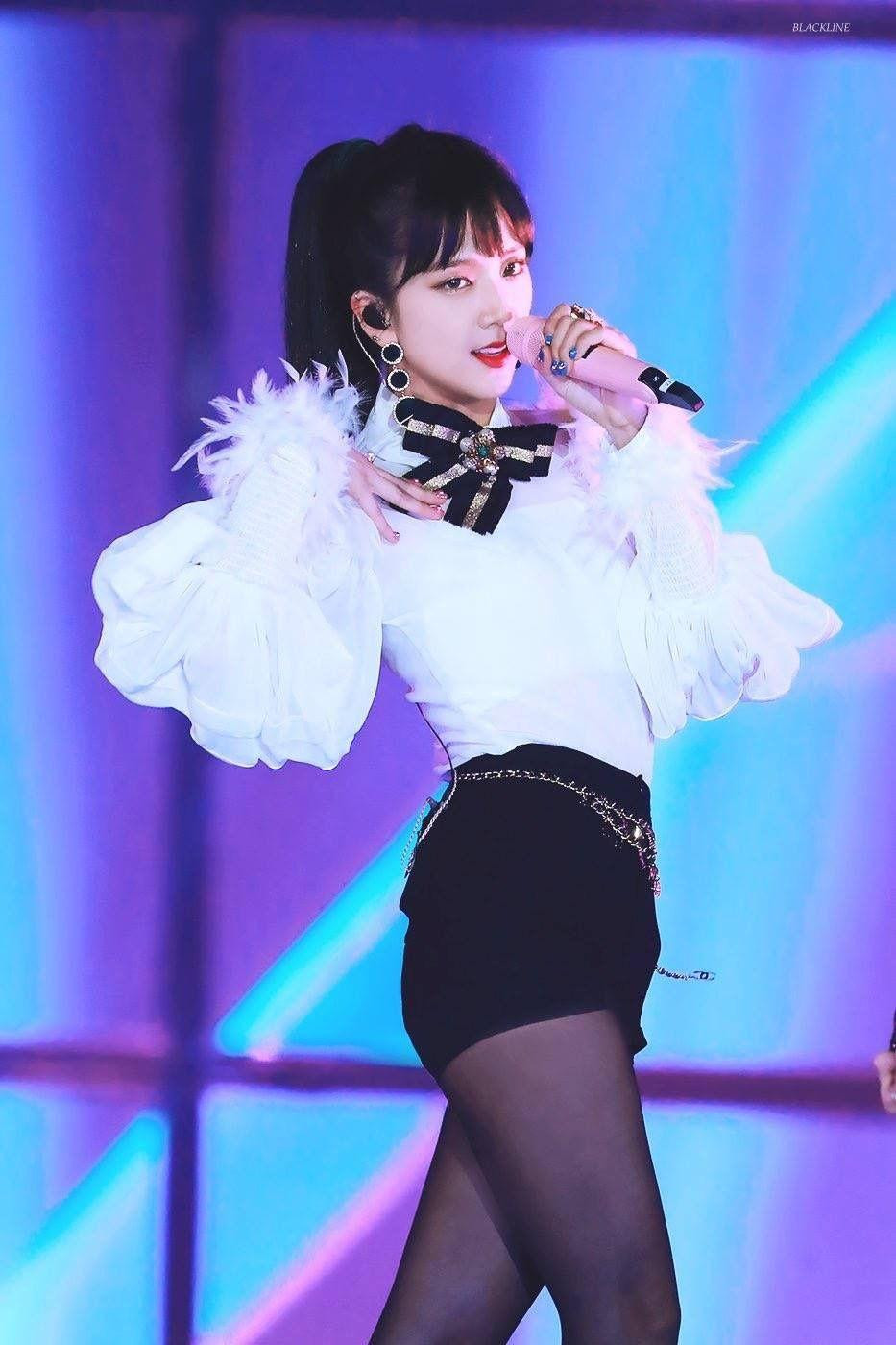 “Thần thái ngút trời” trên sân khấu SBS Gayo Daejun 2017.