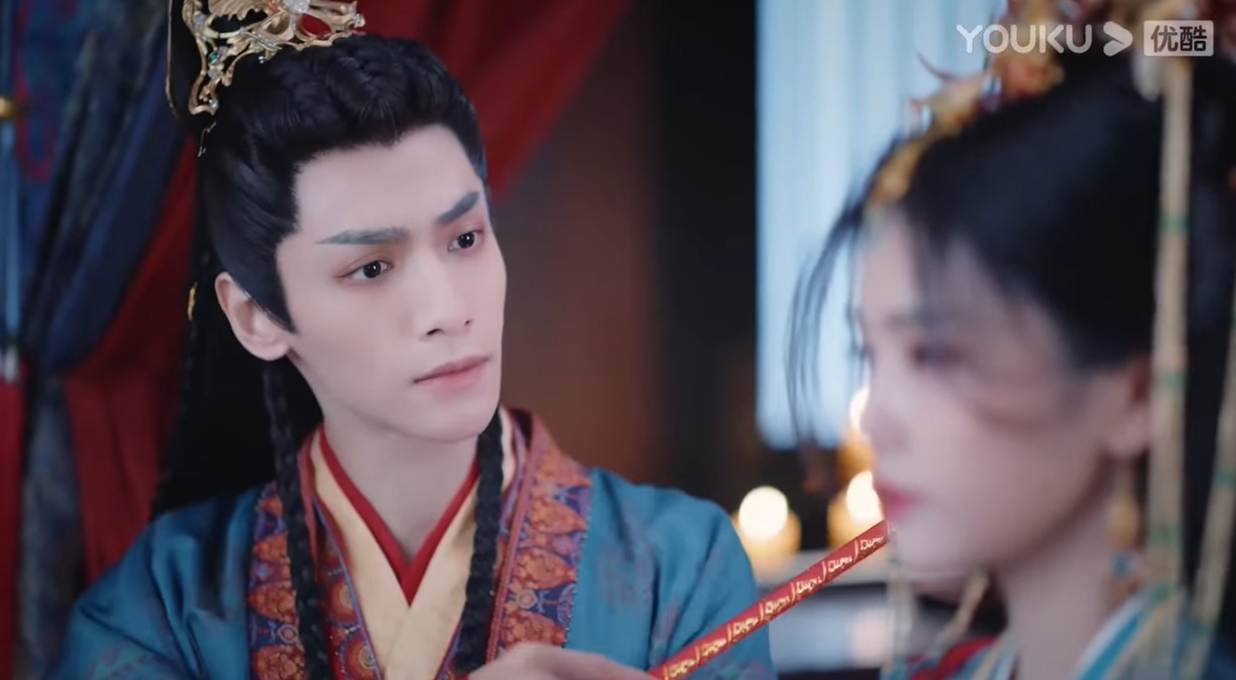 Diệp Tịch Vụ (Lê Tô Tô) lúc này là người Đàm Đài Tẫn căm ghét, nên đại hôn này vốn là ngày vui lại biến thành nỗi thất vọng của Đài Tẫn. Diệp Tịch Vụ (Lê Tô Tô) lúc này là người Đàm Đài Tẫn căm ghét, nên đại hôn này vốn là ngày vui lại biến thành nỗi thất vọng của Đài Tẫn.