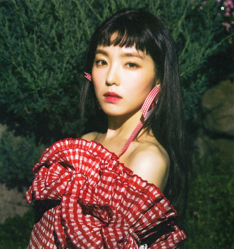 Tóc mái ngố của Seulgi còn phần tương đồng với tóc mái của Irene khi Red Velvet quảng bá Red Flavor.