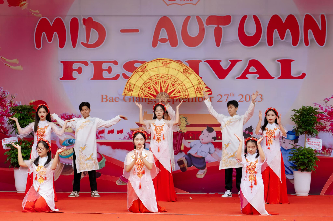 "Anh chị cả" khối lớp 9 của trường đem đến những tiết mục văn nghệ mãn nhãn. "Anh chị cả" khối lớp 9 của trường đem đến những tiết mục văn nghệ mãn nhãn.