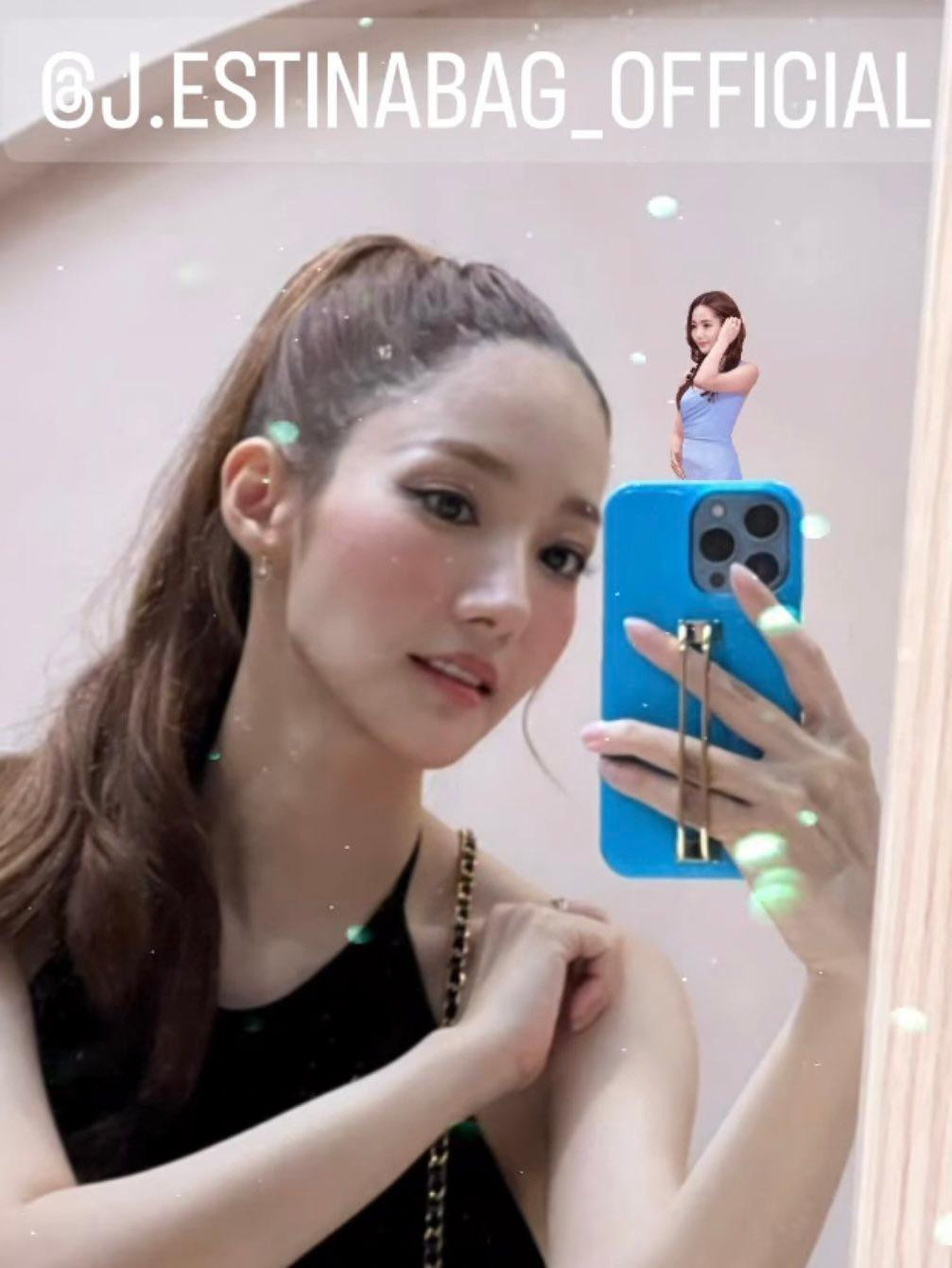 Ảnh được Park Min Young đăng trên Story Instagram cùng ngày với cùng kiểu tóc, gương mặt vẫn giữ nét xinh đẹp thường thấy, nhưng lộ rõ nét &quot;hốc hác&quot;.