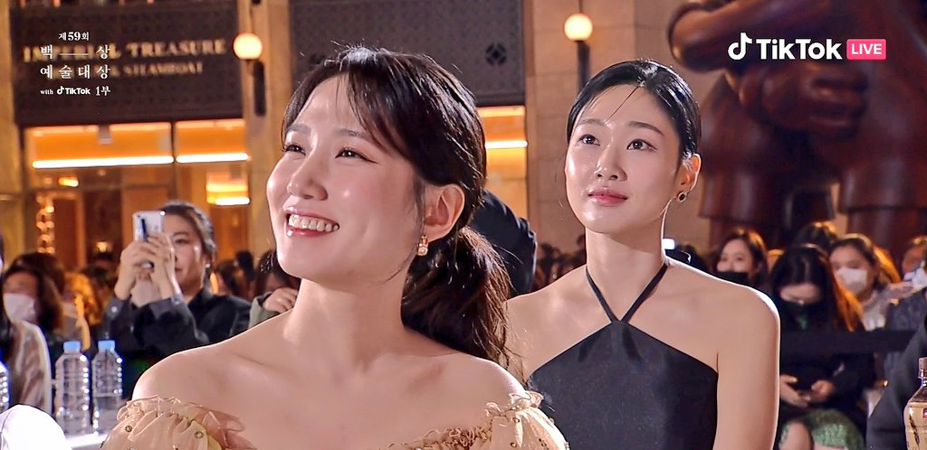 “Luật sư Woo” Park Eun Bin rạng rỡ và tươi sáng khi ngồi cùng cô nàng "Soo Yeon nắng Xuân" Ha Yoon Kyung. “Luật sư Woo” Park Eun Bin rạng rỡ và tươi sáng khi ngồi cùng cô nàng "Soo Yeon nắng Xuân" Ha Yoon Kyung.