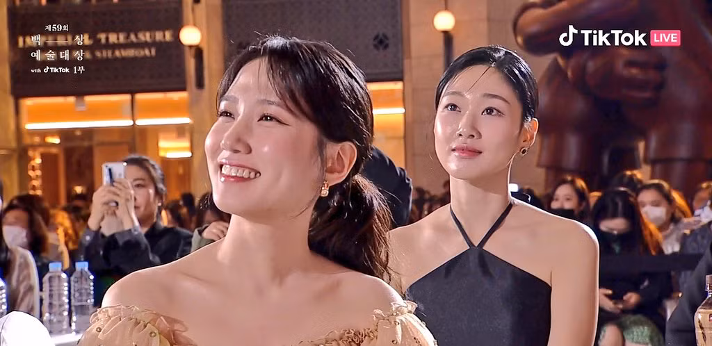 “Luật sư Woo” Park Eun Bin rạng rỡ và tươi sáng khi ngồi cùng cô nàng "Soo Yeon nắng Xuân" Ha Yoon Kyung.