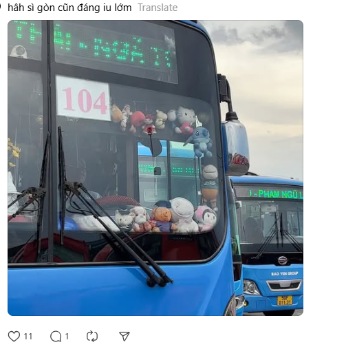 Cư dân ở TP.HCM cũng "hơn thua", khoe những chiếc xe buýt hoặc xe khách "xinh yêu" với nguyên dàn gấu bông ở cửa trước. Cư dân ở TP.HCM cũng "hơn thua", khoe những chiếc xe buýt hoặc xe khách "xinh yêu" với nguyên dàn gấu bông ở cửa trước.