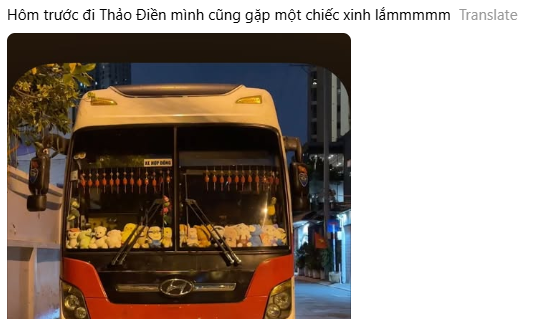 Cư dân ở TP.HCM cũng "hơn thua", khoe những chiếc xe buýt hoặc xe khách "xinh yêu" với nguyên dàn gấu bông ở cửa trước. Cư dân ở TP.HCM cũng "hơn thua", khoe những chiếc xe buýt hoặc xe khách "xinh yêu" với nguyên dàn gấu bông ở cửa trước.