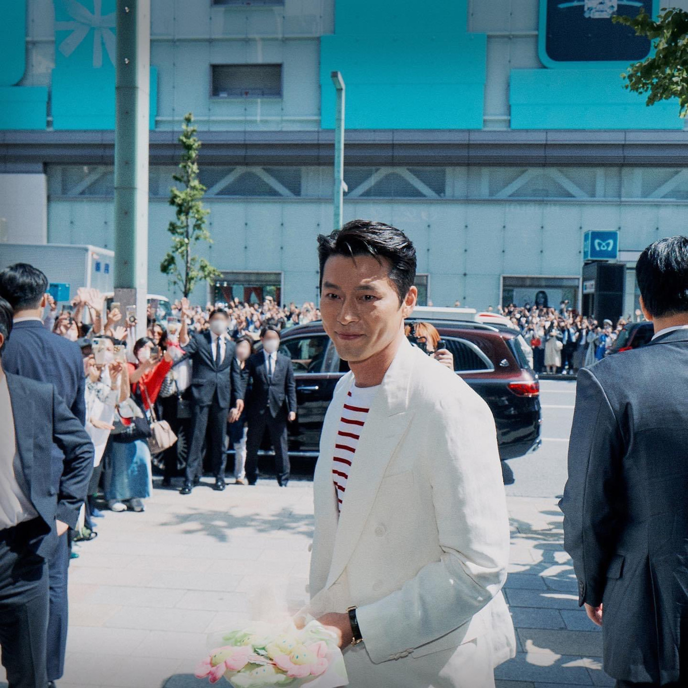 Ngày 11/4, Hyun Bin đã tham dự sự kiện Loro Piana tại Ginza. Anh đến thăm cửa hàng mới và nhận được sự chào đón từ đông đảo người hâm mộ. Ngày 11/4, Hyun Bin đã tham dự sự kiện Loro Piana tại Ginza. Anh đến thăm cửa hàng mới và nhận được sự chào đón từ đông đảo người hâm mộ.