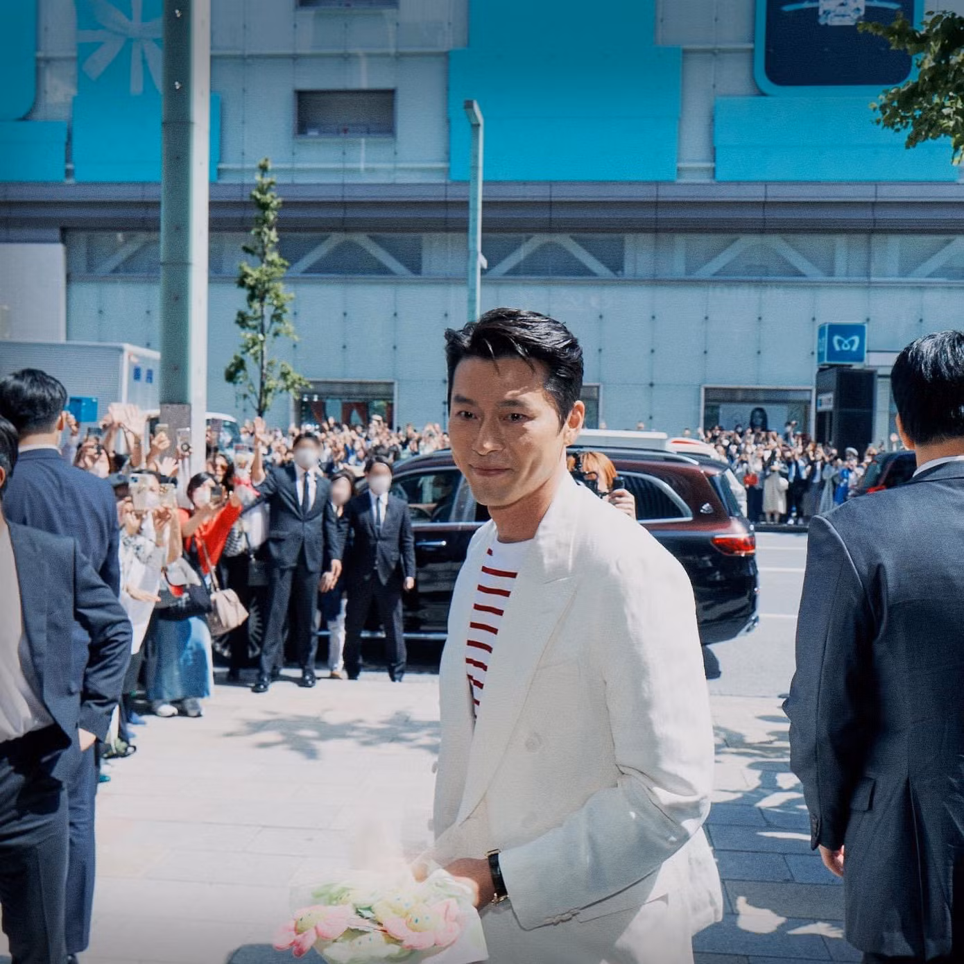 Ngày 11/4, Hyun Bin đã tham dự sự kiện Loro Piana tại Ginza. Anh đến thăm cửa hàng mới và nhận được sự chào đón từ đông đảo người hâm mộ.