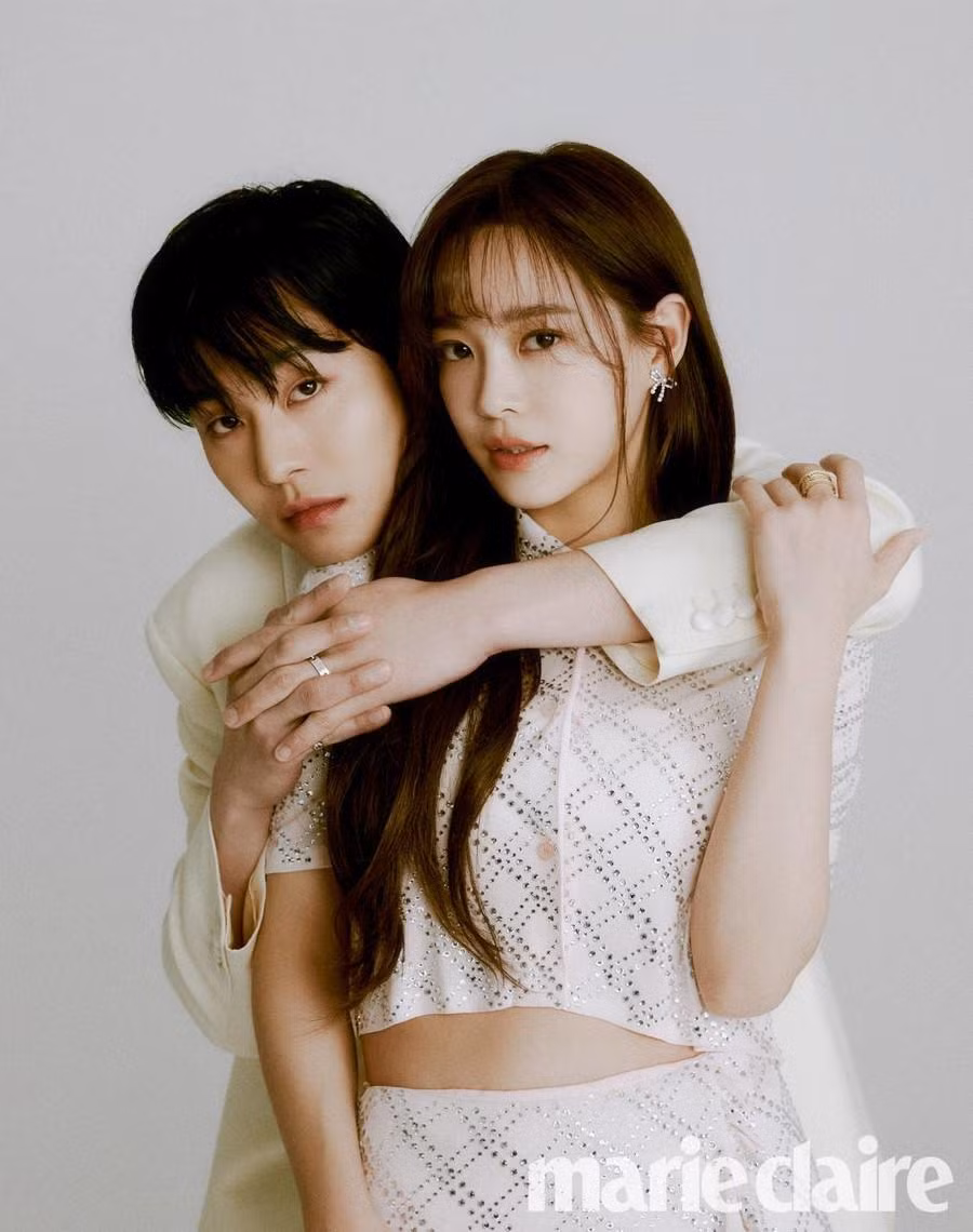 Không có sự ngượng ngịu trong việc tạo dáng khoác vai, ôm từ phía sau với Sejeong và Hyo Seop.
