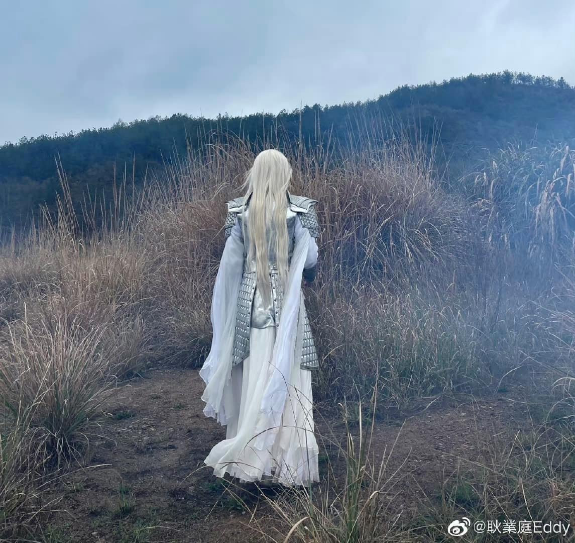 Ảnh hậu trường do Cảnh Nghiệp Đình chia sẻ có phân đoạn anh mặc chiến giáp với mái tóc bạc, trùng khớp với kịch bản bị làm lộ. Ảnh hậu trường do Cảnh Nghiệp Đình chia sẻ có phân đoạn anh mặc chiến giáp với mái tóc bạc, trùng khớp với kịch bản bị làm lộ.