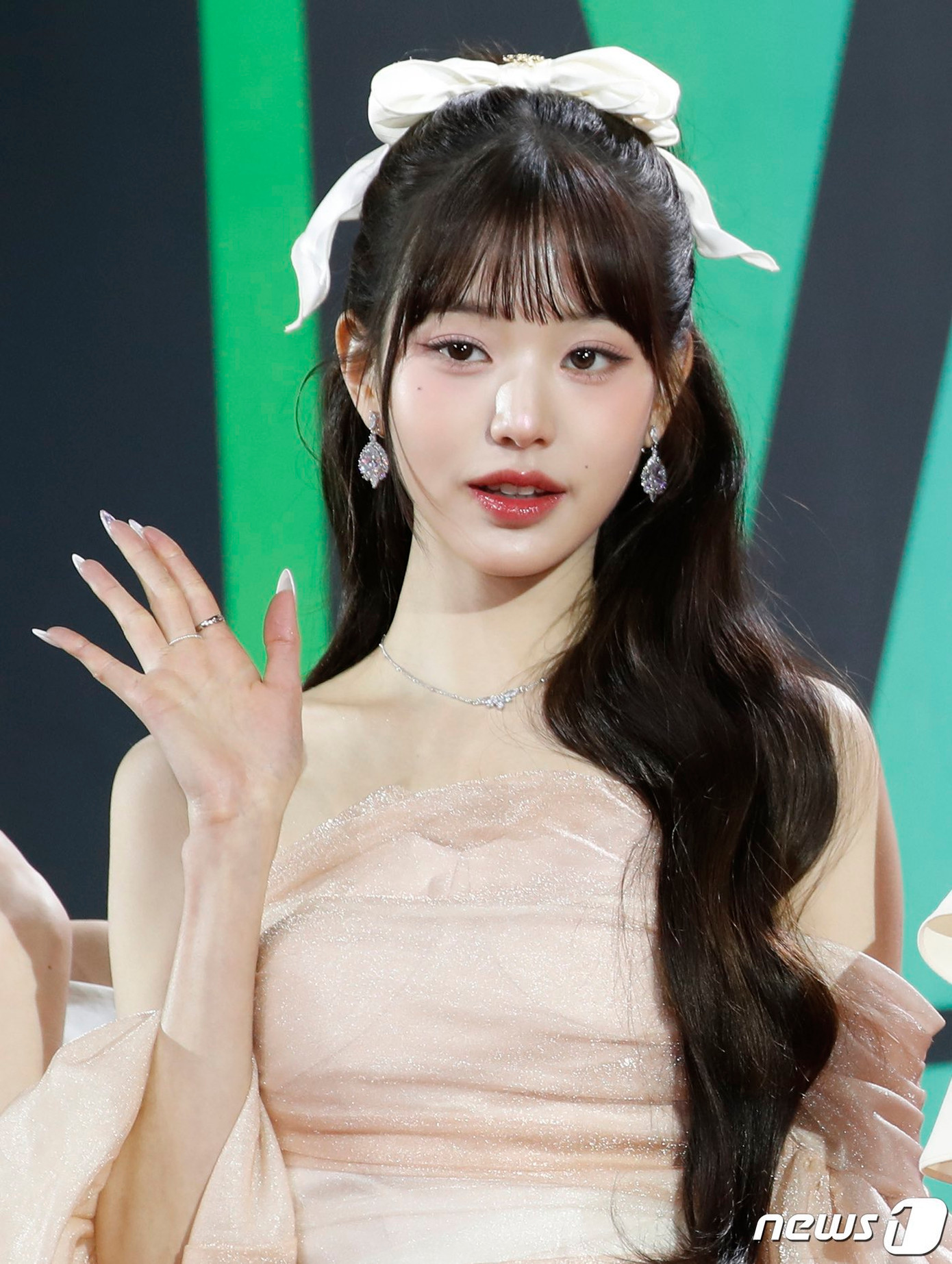 Wonyoung lập tức trở thành tâm điểm ngay khi xuất hiện.