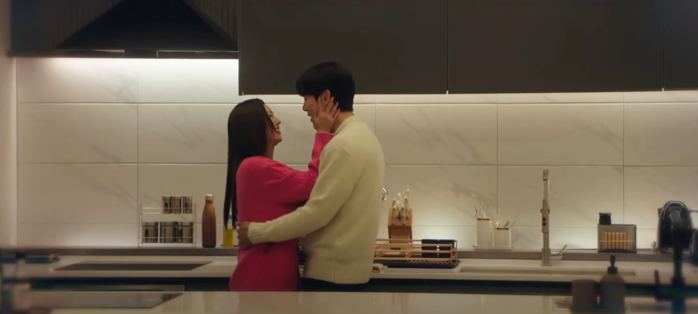 Đoạn teaser có vài giây ngọt ngào của Baek Sa Eon và Hong Hee Joo nhưng chắc chắn đây là tưởng tượng của chàng phát ngôn viên. Vì những câu thoại được lồng vào video là khát khao được sống hạnh phúc bên cô của anh.