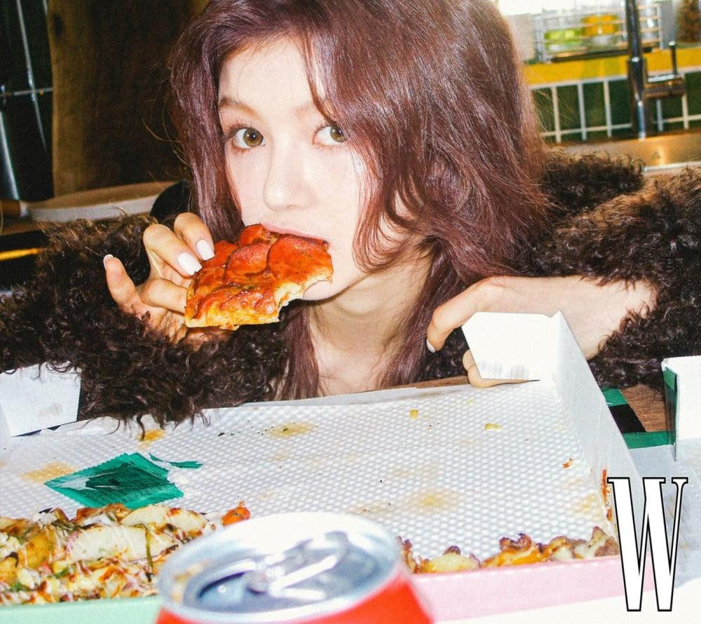 Danielle tinh nghịch, phá cách trong trang phục của Burberry.