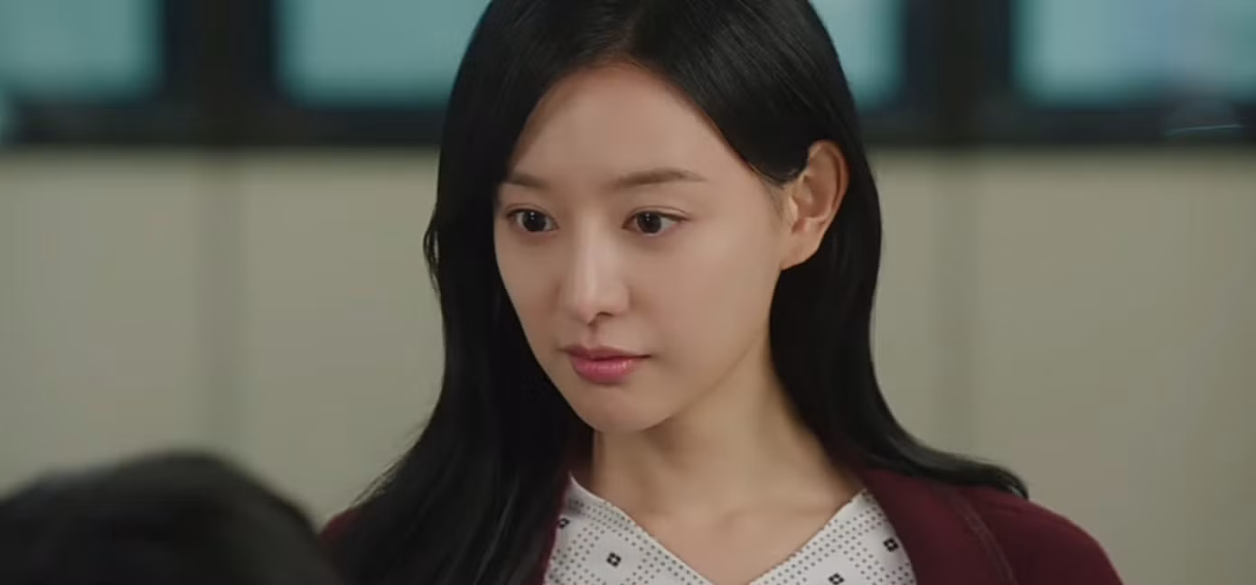 Được Hae In "nhập lệnh" nhìn trìu mến để gỡ gạc cho những bình luận "lụy chồng cũ" nên công khai bệnh tình cứu anh, Baek Hyun Woo cũng trao cô ánh mắt chứa đầy ngọt ngào, đến người xem cũng rung động.