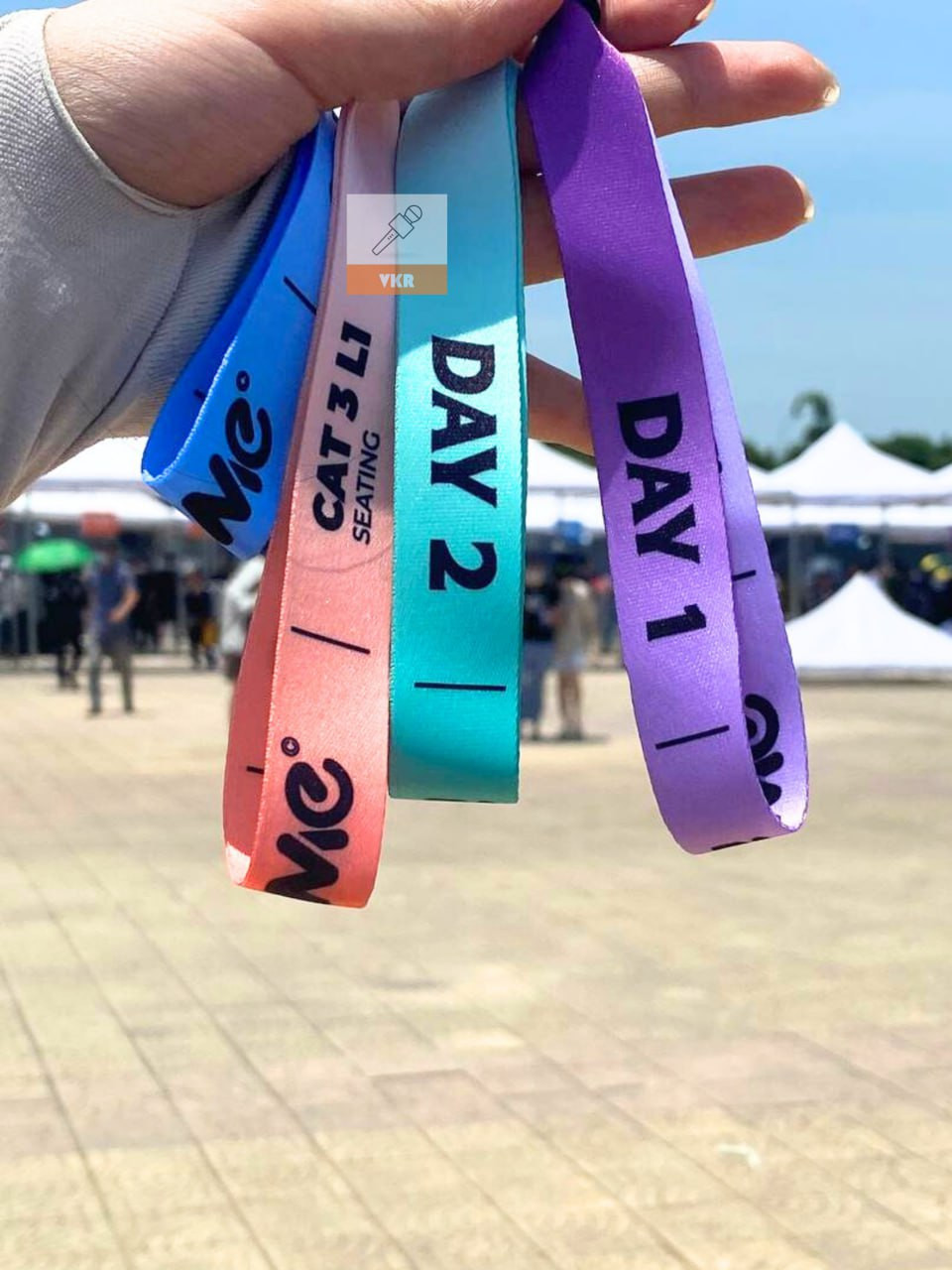 Cận cảnh vòng tay cho từng khu vực tại concert BLACKPINK ở Việt Nam. Ảnh: VKR News Cận cảnh vòng tay cho từng khu vực tại concert BLACKPINK ở Việt Nam. Ảnh: VKR News