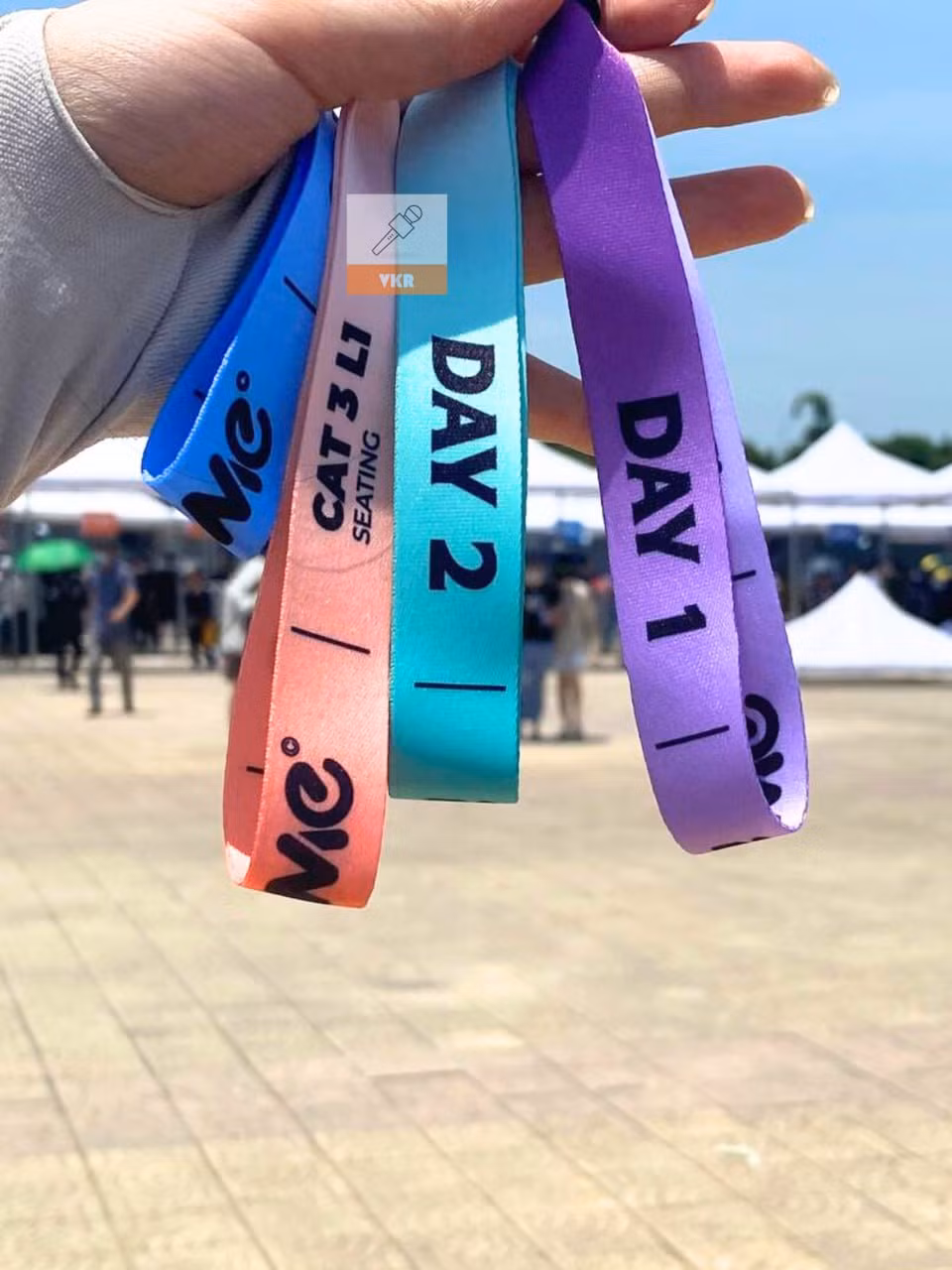 Cận cảnh vòng tay cho từng khu vực tại concert BLACKPINK ở Việt Nam. Ảnh: VKR News