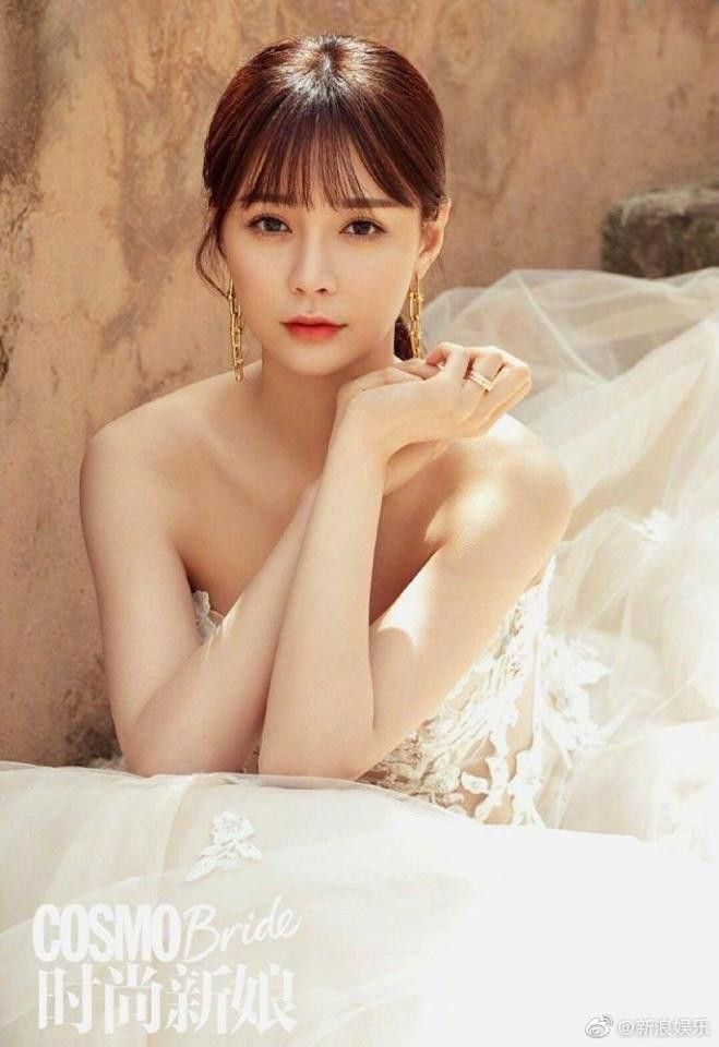 Thẩm Mộng Thần khiến cư dân mạng xuýt xoa với nhan sắc như búp bê. Thẩm Mộng Thần khiến cư dân mạng xuýt xoa với nhan sắc như búp bê.