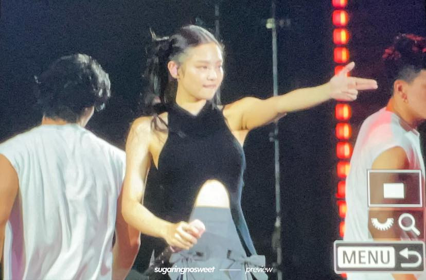 Chiếc áo của thương hiệu Mowalola cũng tiếp tục được Jennie mặc trong concert tại Hà Nội. Stylist đã thay đổi các thiết kế váy hay quần soóc mặc cùng để set đồ của Jennie tạo sự khác biệt và tươi mới hơn qua từng khu vực biểu diễn. - Ảnh: sugaringnosweet