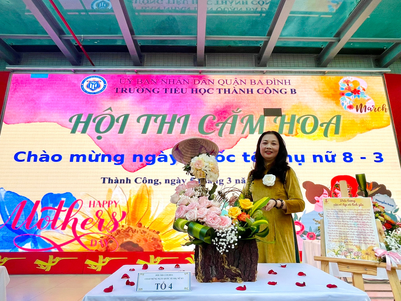 Mỗi đội chuẩn bị một mẫu bình cắm khác nhau để tạo nên những dáng hoa đa dạng. Trà bánh, sách vở... được tận dụng để bày biện, trang trí tăng thêm ý nghĩa. Mỗi đội chuẩn bị một mẫu bình cắm khác nhau để tạo nên những dáng hoa đa dạng. Trà bánh, sách vở... được tận dụng để bày biện, trang trí tăng thêm ý nghĩa.