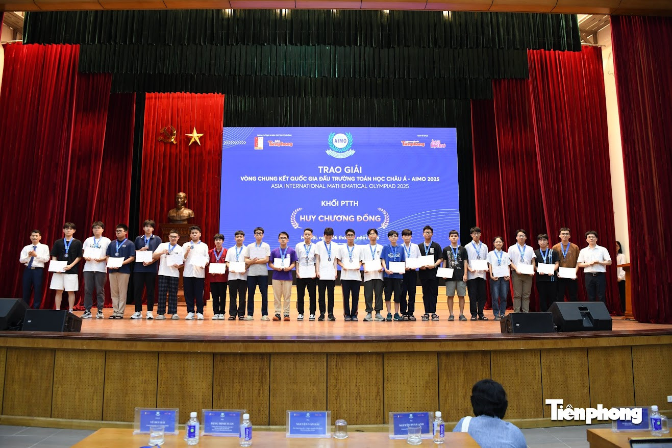 Lan Anh là cô gái duy nhất được trao Huy chương Đồng, cũng là nàng teen duy nhất giành được chiến thắng ở khối THPT. Lan Anh là cô gái duy nhất được trao Huy chương Đồng, cũng là nàng teen duy nhất giành được chiến thắng ở khối THPT.