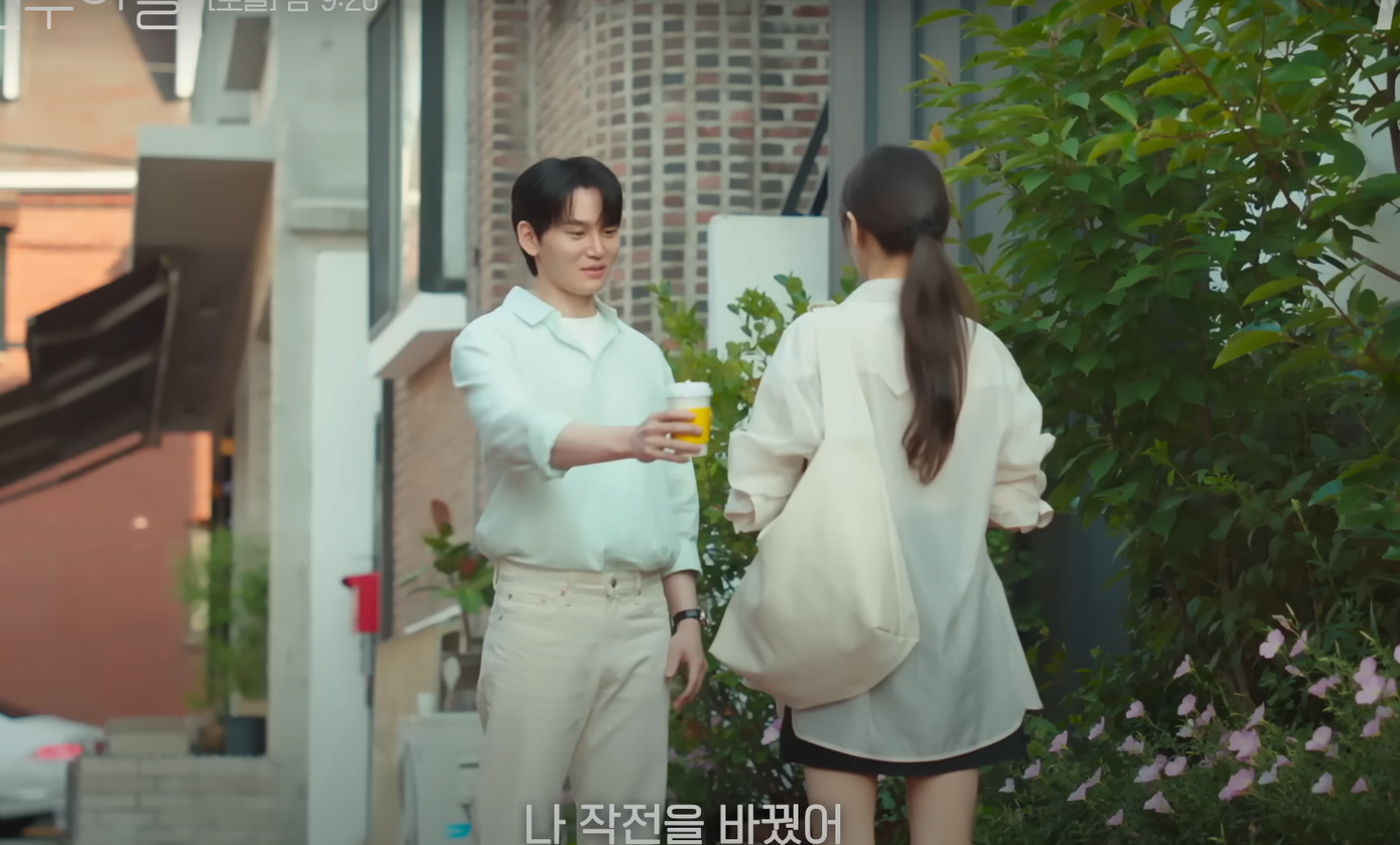 Song Hyeon Jun vẫn cố đeo bám Seok Ryu, mong nối lại tình xưa. Nhưng Choi Seung Hyo đã "ra đòn", phần thắng chắc chắn nghiêng về phía "con trai bạn mẹ". Seok Ryu sẽ từ chối hôn phu cũ bằng cách nào và mẹ của cô sẽ phản ứng ra sao? Song Hyeon Jun vẫn cố đeo bám Seok Ryu, mong nối lại tình xưa. Nhưng Choi Seung Hyo đã "ra đòn", phần thắng chắc chắn nghiêng về phía "con trai bạn mẹ". Seok Ryu sẽ từ chối hôn phu cũ bằng cách nào và mẹ của cô sẽ phản ứng ra sao?