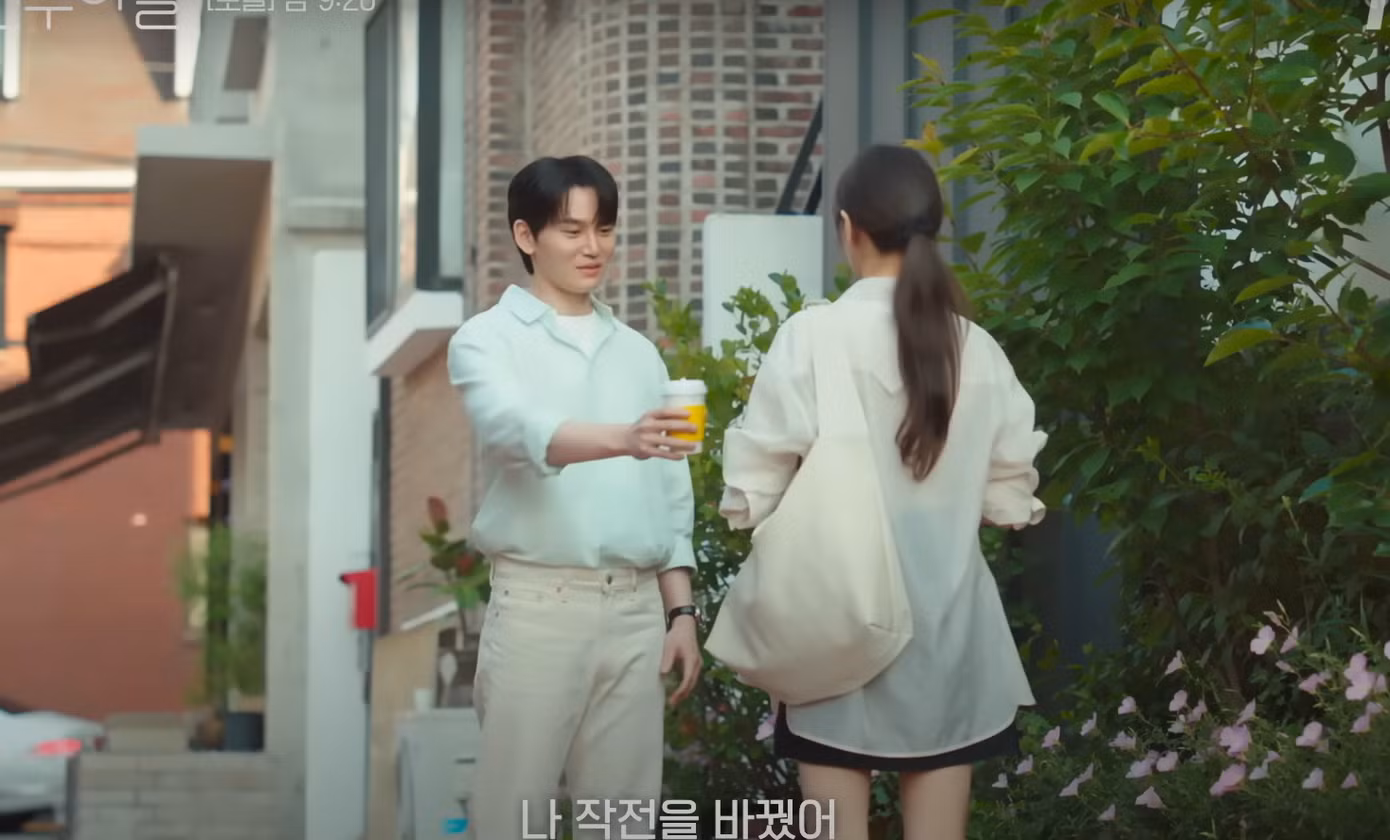Song Hyeon Jun vẫn cố đeo bám Seok Ryu, mong nối lại tình xưa. Nhưng Choi Seung Hyo đã "ra đòn", phần thắng chắc chắn nghiêng về phía "con trai bạn mẹ". Seok Ryu sẽ từ chối hôn phu cũ bằng cách nào và mẹ của cô sẽ phản ứng ra sao? Song Hyeon Jun vẫn cố đeo bám Seok Ryu, mong nối lại tình xưa. Nhưng Choi Seung Hyo đã "ra đòn", phần thắng chắc chắn nghiêng về phía "con trai bạn mẹ". Seok Ryu sẽ từ chối hôn phu cũ bằng cách nào và mẹ của cô sẽ phản ứng ra sao?