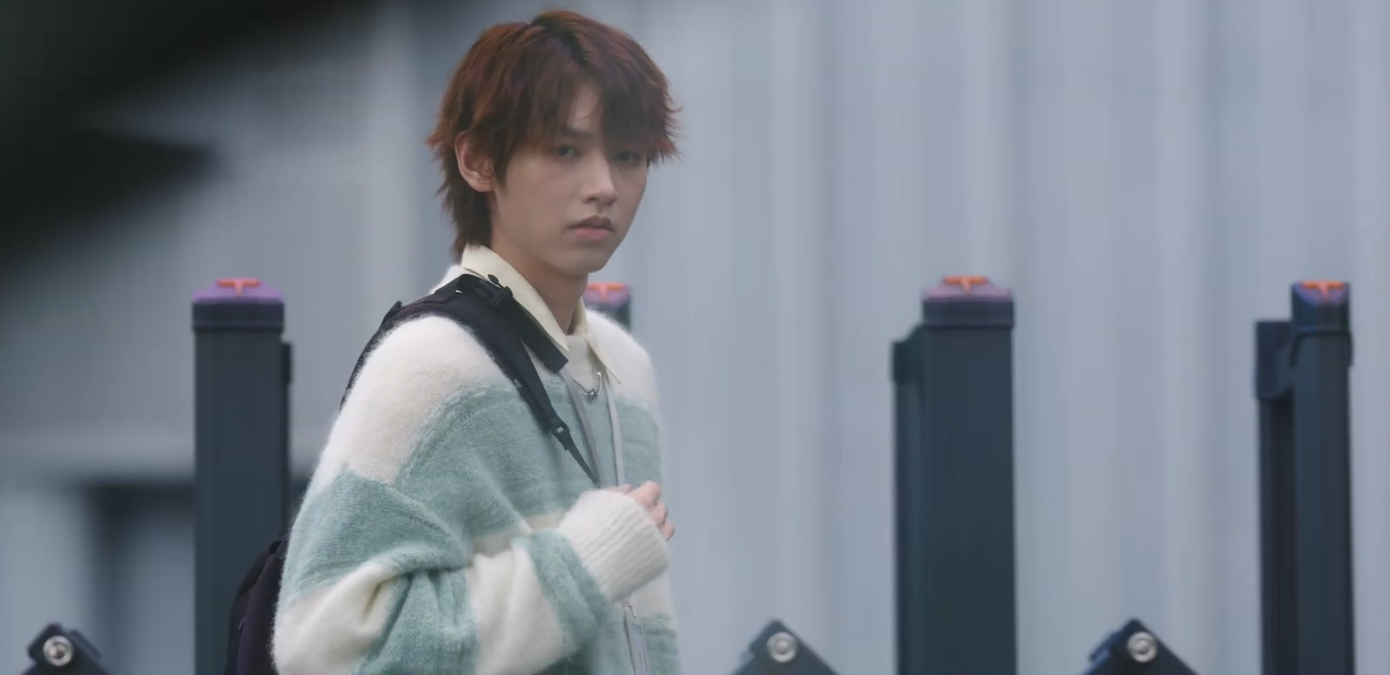 Ngày hôm sau, Tang Diên lấy lý do có cuộc họp ở gần tòa soạn nên đưa cô đi làm. Anh vừa thấy bóng dáng Mục Thừa Duẫn liền nói dối trên đầu Dĩ Phàm có dính thứ gì đó để có cớ xoa đầu cô, cố ý cho "Mục tình địch" nhìn thấy. Ngày hôm sau, Tang Diên lấy lý do có cuộc họp ở gần tòa soạn nên đưa cô đi làm. Anh vừa thấy bóng dáng Mục Thừa Duẫn liền nói dối trên đầu Dĩ Phàm có dính thứ gì đó để có cớ xoa đầu cô, cố ý cho "Mục tình địch" nhìn thấy.