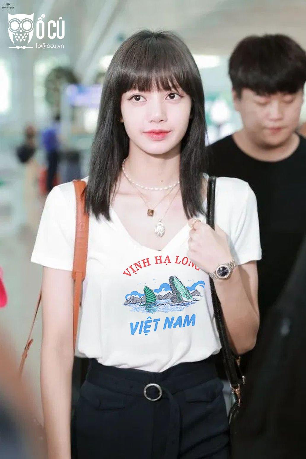 Em út của BLACKPINK - Lisa cũng "lăng xê" chiếc áo hot trend tại sân bay.