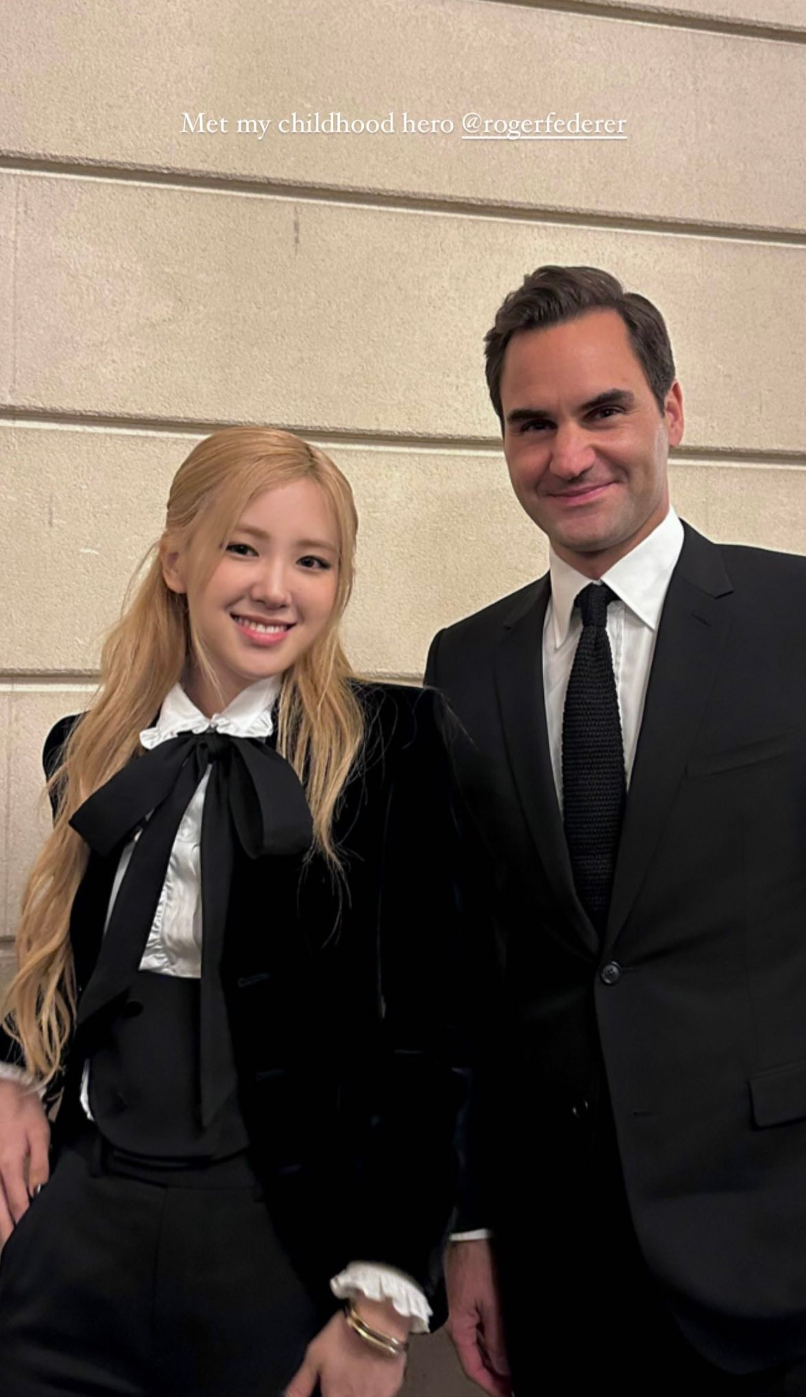 Rosé cũng chia sẻ một bức ảnh chụp riêng với Roger Federer cùng caption: &quot;Anh hùng thời thơ ấu của tôi&quot;.