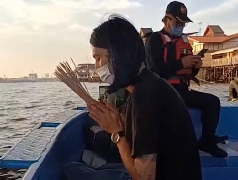 Trong suốt thời gian tìm kiếm, Bird không ngừng cầu nguyện với hi vọng người yêu có thể bình an.