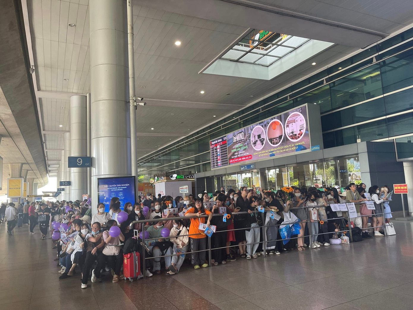 Fan ổn định trật tự, tập trung sớm ở khu vực chờ tại sân bay. - Ảnh: TPSTvn - Tempest Vietnam Fanpage Fan ổn định trật tự, tập trung sớm ở khu vực chờ tại sân bay. - Ảnh: TPSTvn - Tempest Vietnam Fanpage