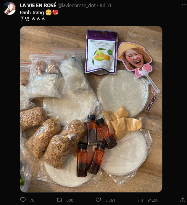 Fansite LA VIE EN ROSÉ khoe bánh tráng được fan Việt tặng mang về. Fansite LA VIE EN ROSÉ khoe bánh tráng được fan Việt tặng mang về.