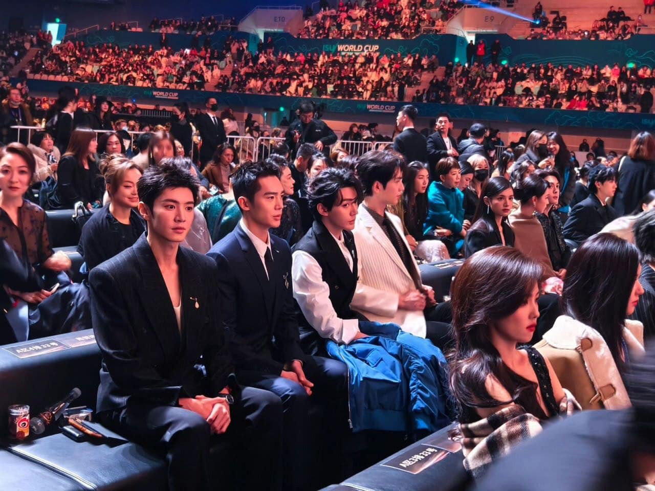 Hàng phía sau là bộ tứ mỹ nam đình đám của màn ảnh năm qua, gồm Trần Triết Viễn, Vu Thích, Đặng Vi, Trương Lăng Hách. Hàng phía sau là bộ tứ mỹ nam đình đám của màn ảnh năm qua, gồm Trần Triết Viễn, Vu Thích, Đặng Vi, Trương Lăng Hách.