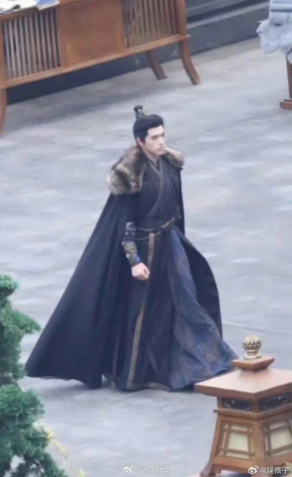 Từ ngày 1/9, fan dần nhận thấy có sự dễ chịu hơn trong trang phục, tạo kiểu của Trần Phi Vũ trên phim trường.