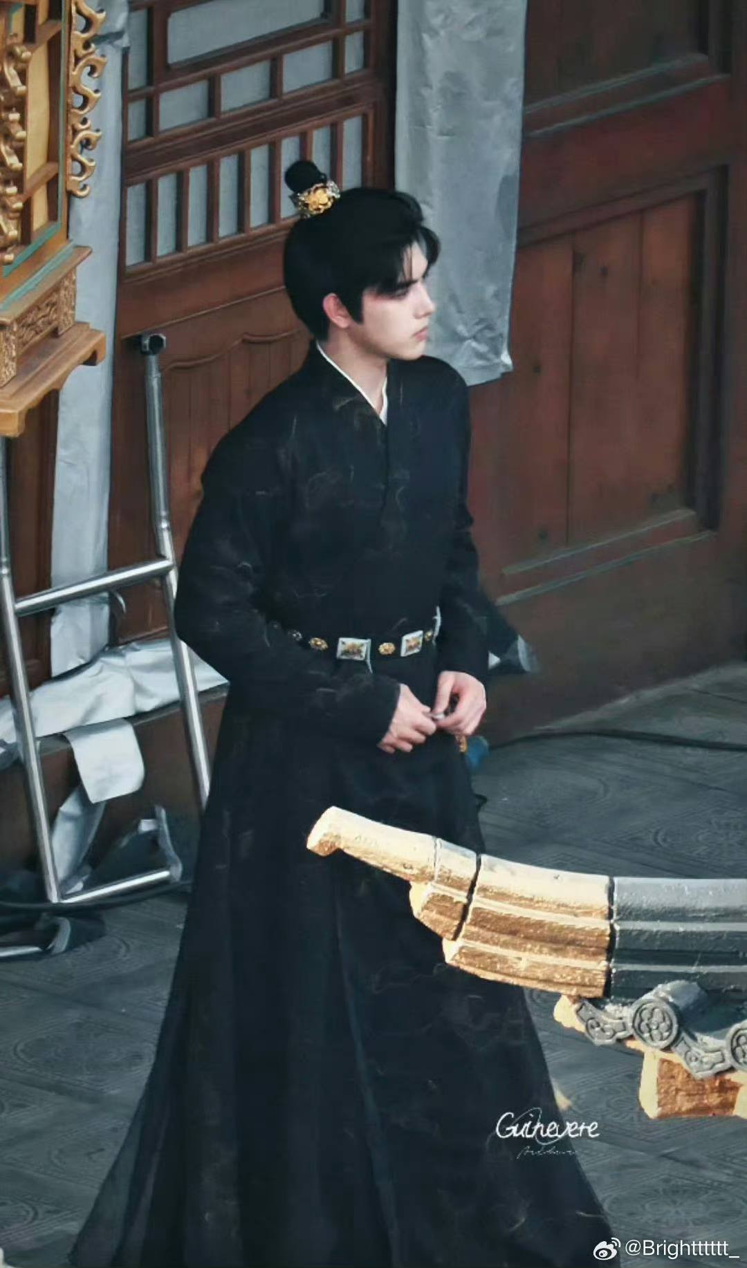 Từ ngày 1/9, fan dần nhận thấy có sự dễ chịu hơn trong trang phục, tạo kiểu của Trần Phi Vũ trên phim trường.