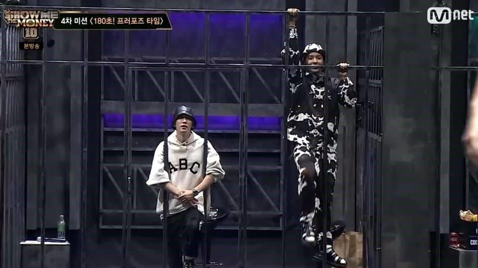 Nhưng thực tế thì, sẵn sàng leo trèo qua song chắn để cổ vũ hết mình cho thí sinh.