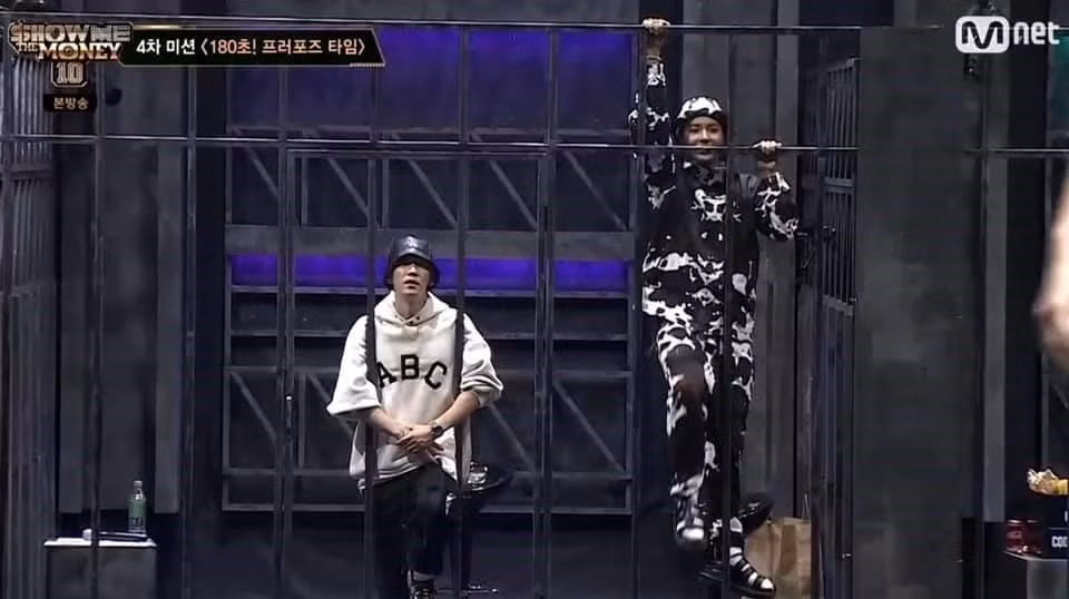 Nhưng thực tế thì, sẵn sàng leo trèo qua song chắn để cổ vũ hết mình cho thí sinh.