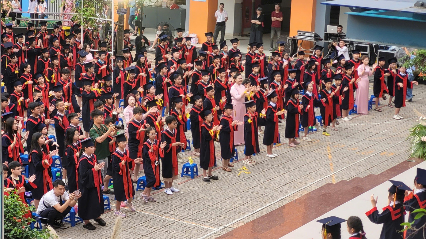 Màn đồng diễn Bắc Bling đã hòa nhịp sôi động của tween, thầy cô và phụ huynh, khởi đầu buổi lễ. Màn đồng diễn Bắc Bling đã hòa nhịp sôi động của tween, thầy cô và phụ huynh, khởi đầu buổi lễ.