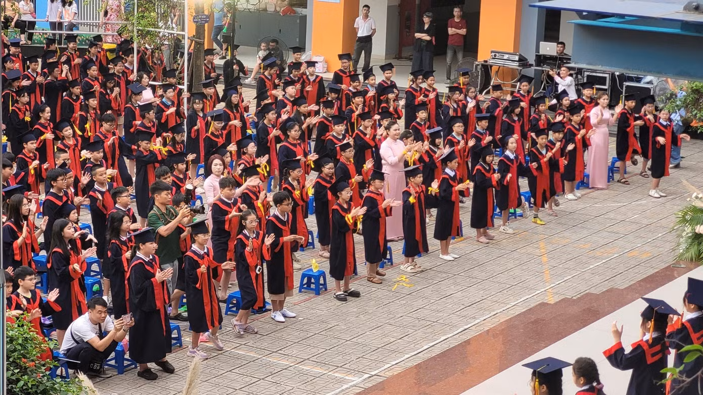 Màn đồng diễn Bắc Bling đã hòa nhịp sôi động của tween, thầy cô và phụ huynh, khởi đầu buổi lễ.