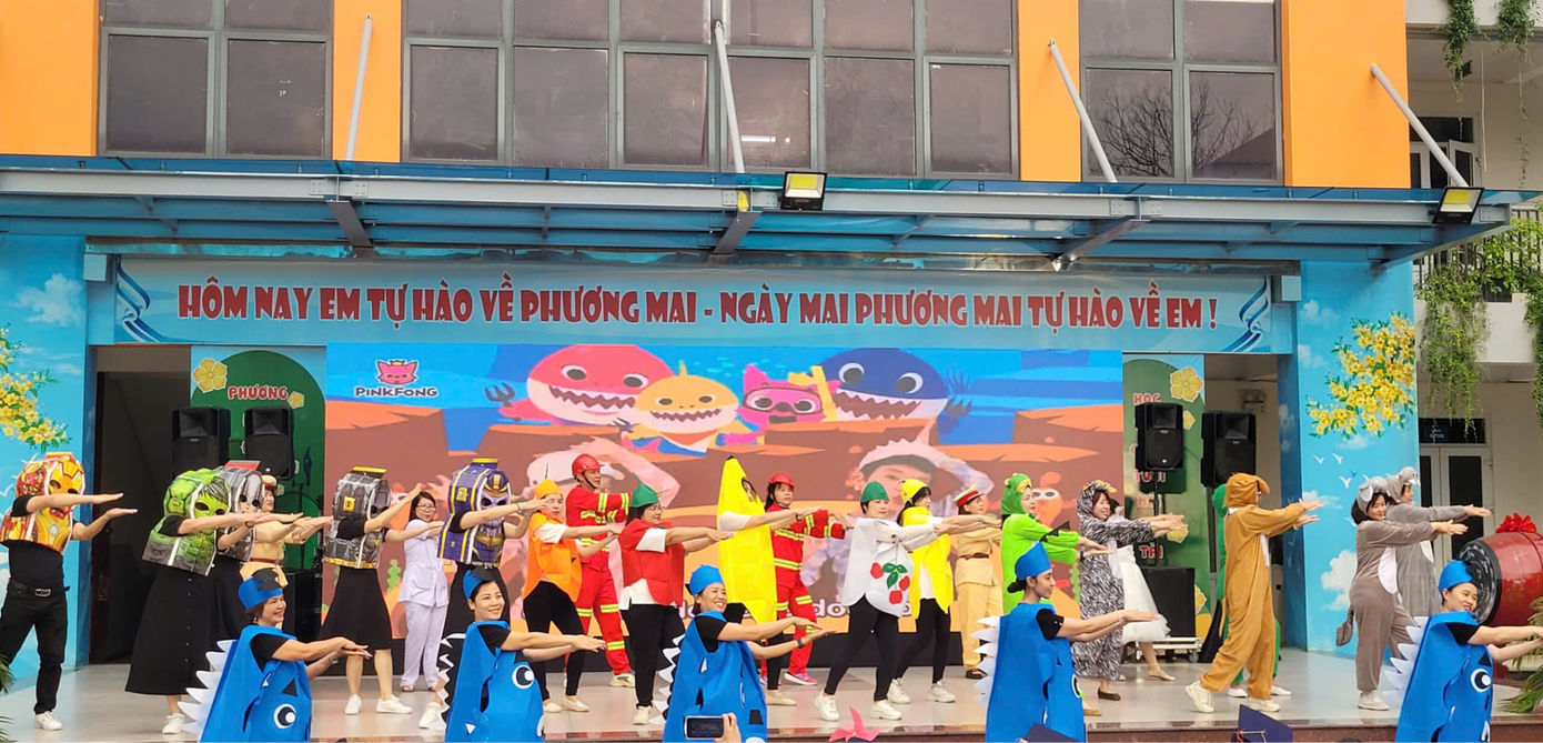 Tiết mục Baby Shark của thầy cô khiến tween phấn khích. Tiết mục Baby Shark của thầy cô khiến tween phấn khích.