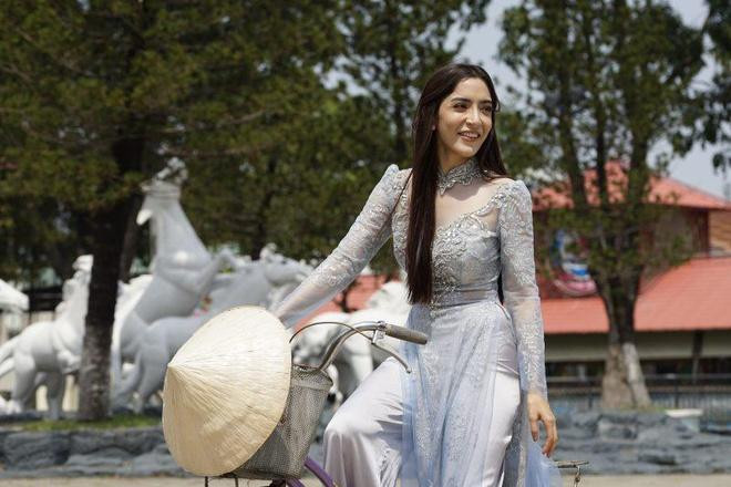 Pinky từng tới Việt Nam và "gây sốt" với bộ ảnh mặc áo dài xinh đẹp. Pinky từng tới Việt Nam và "gây sốt" với bộ ảnh mặc áo dài xinh đẹp.