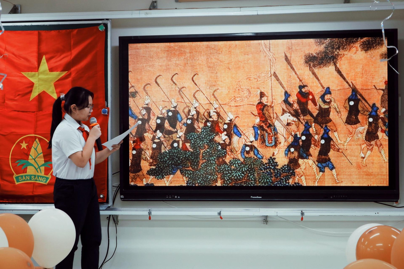 Slide thuyết trình cũng được các bạn học sinh Nguyễn Du chuẩn bị dưới sự gợi ý, hỗ trợ của thầy cô.