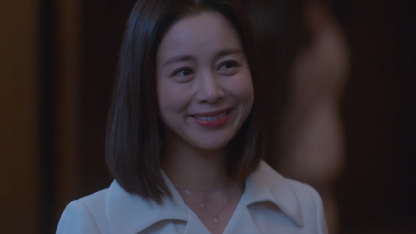 Không được nhắc rõ, nhưng nếu để ý kỹ thông tin hiển thị khi Eun Gyeol tra cứu, có thể thấy Cheong Ah và Lee Chan tốt nghiệp cùng trường đại học. Kết nối với tình tiết trước, bố của Cheong Ah chính là người trả học phí và giúp Lee Chan, "nuôi con rể" từ bé là đây chứ đâu!