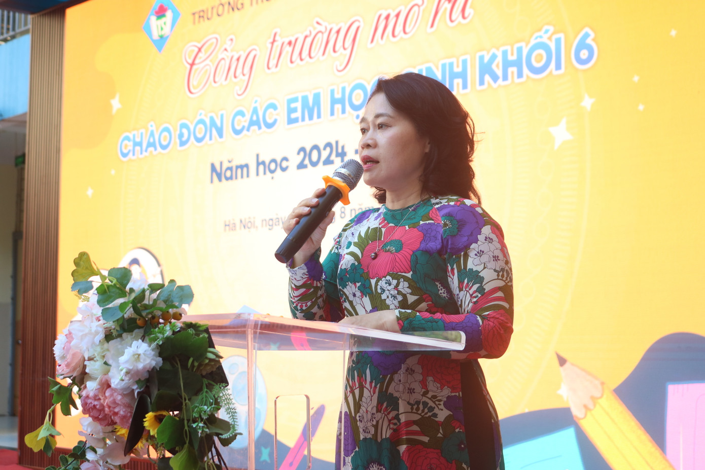 Nhà giáo Nguyễn Thị Vân Anh - Hiệu trưởng nhà trường chúc mừng các thành viên mới của THCS Tây Sơn. Nhà giáo Nguyễn Thị Vân Anh - Hiệu trưởng nhà trường chúc mừng các thành viên mới của THCS Tây Sơn.