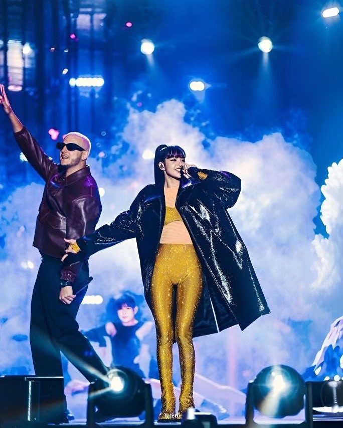 Lisa lần đầu diễn live SG cùng DJ Snake tại buổi diễn gây quỹ từ thiện do Đệ nhất phu nhân Pháp - Brigitte Macron tổ chức.